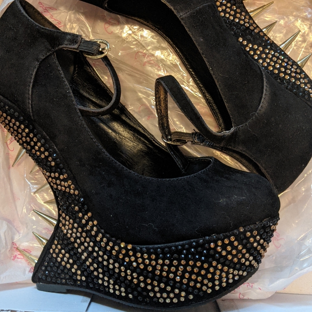 Anti gravity spiked heels